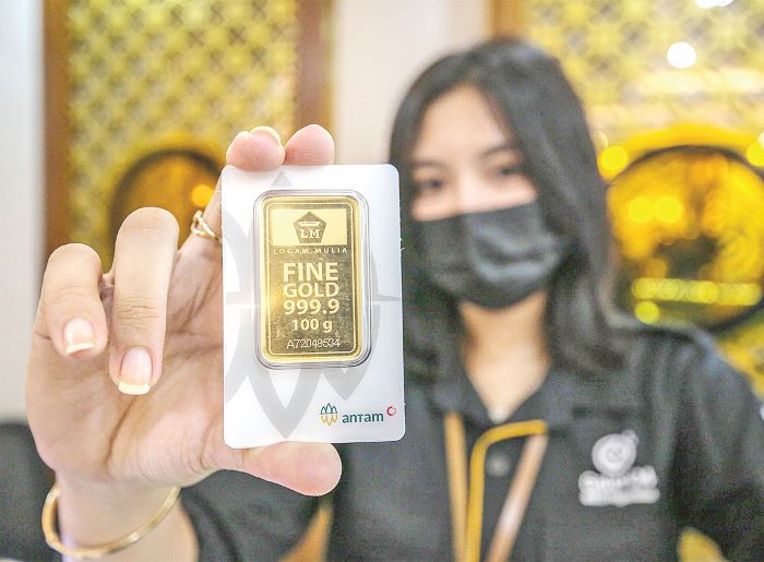 Di tengah polemik korupsi tata kelola komoditas emas, Antam memastikan seluruh produk emas logam mulia Antam dilengkapi sertifikat resmi. Sehingga keasliannya terjamin.