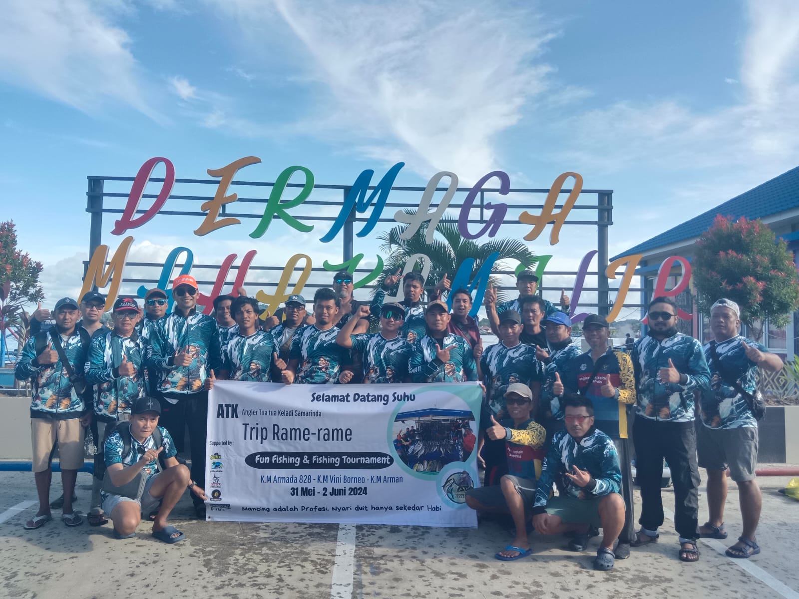 SEMARAK: Perayaan HUT Ke-2 ATK Samarinda bertajuk Fun Fishing and Fishing Tournament berlangsung meriah, ditutup dengan foto bersama di area Dermaga Samarinda, Ahad (2/6).