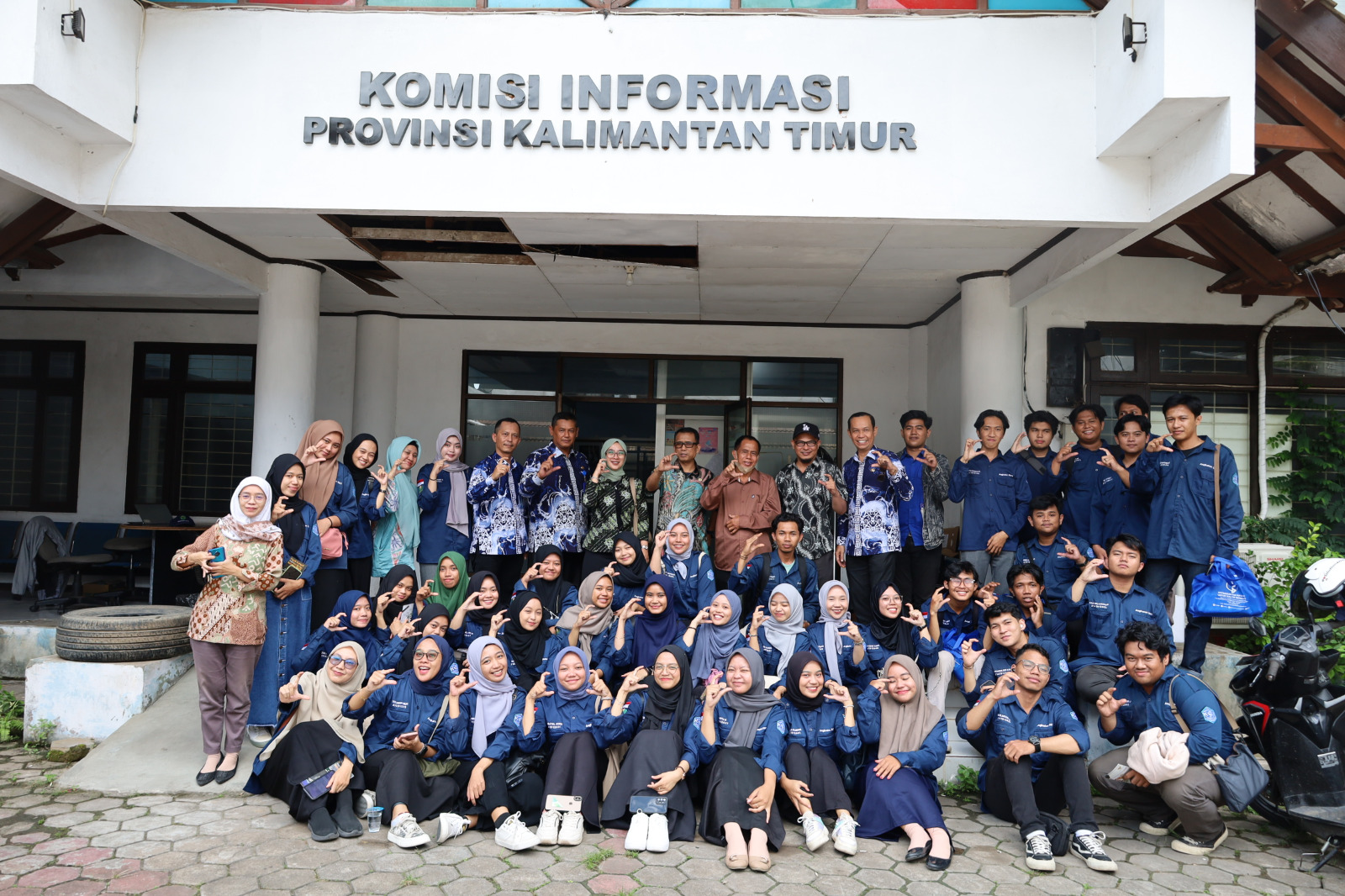 ERAT: Komisioner KI Kaltim dan mahasiswa UINSI bersama usai kegiatan.