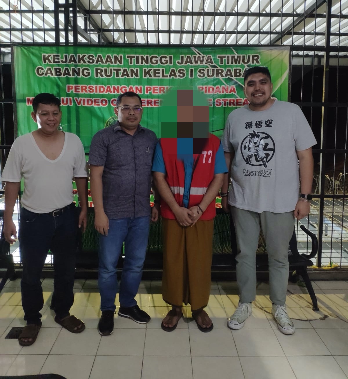 TERTANGKAP DI JOMBANG: Tersangka kasus dana desa yang merupakan mantan Pj Kades Sandeley Kecamatan Kuaro (pakai rompi), telah ditangkap oleh Jaksa dan kini di Rutan Tanah Grogot. (Foto: Ist)