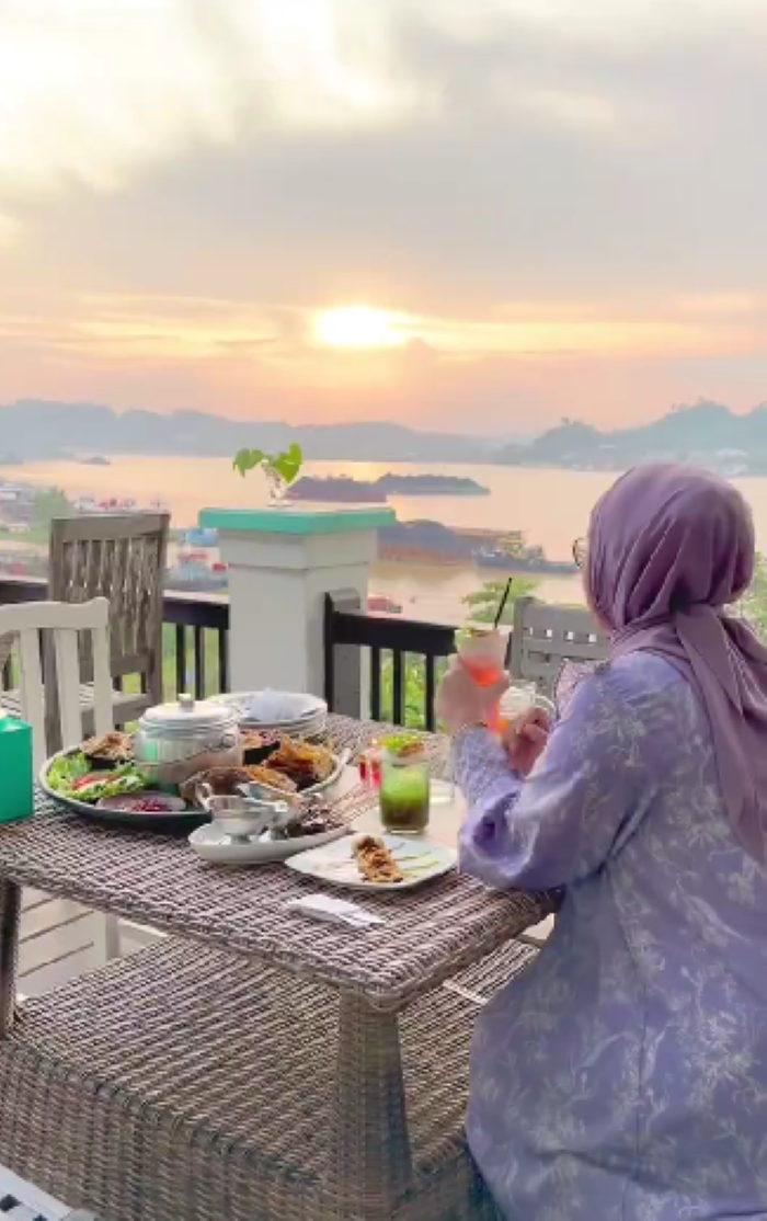 Suasana Senja di Tepi Sungai Mahakam (instagram @lipanhill)