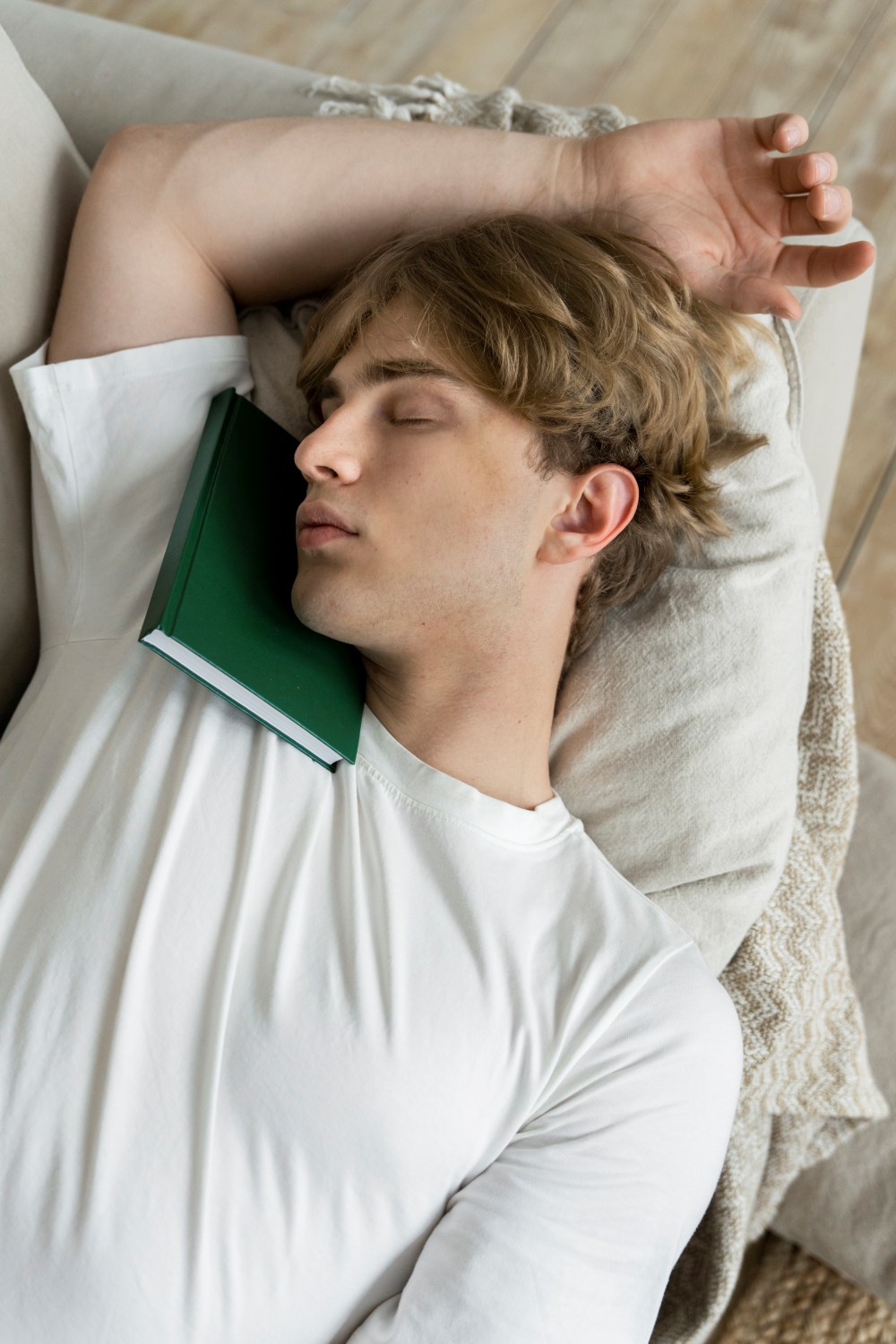 Ilustrasi laki-laki tidur dengan nyenyak. (freepik.com)