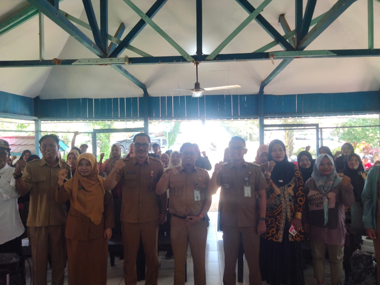 KOLABORASI: Muhammad Faisal (tiga kiri) bersama perwakilan Kecamatan Balikpapan Barat, lurah Kariangau dan warga usai melakukan sosialisasi.
