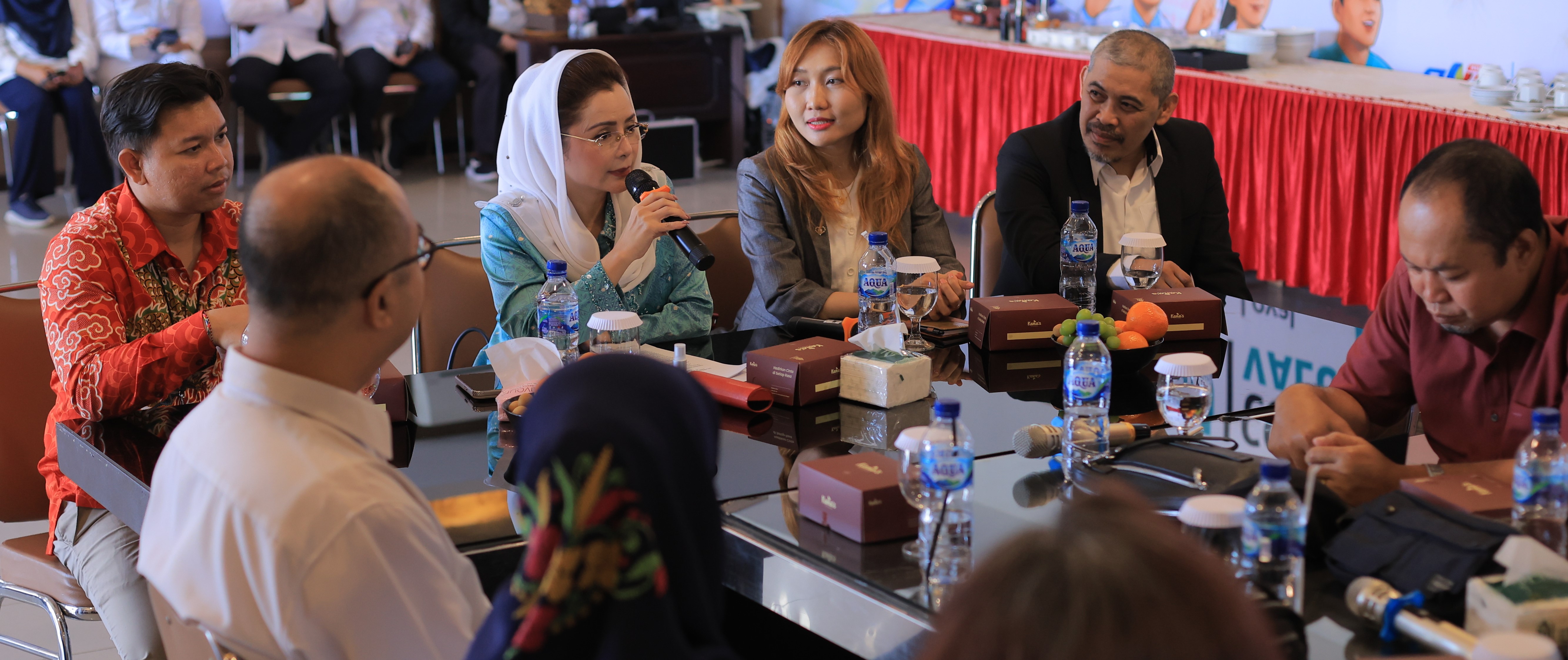 KUNJUNGAN KERJA : Novita Wijayanti selaku Wakil Ketua Badan Urusan Rumah Tangga (BURT) DPR RI (pegang mik) memimpin rombongan kunjungan kerja ke RSPB.
