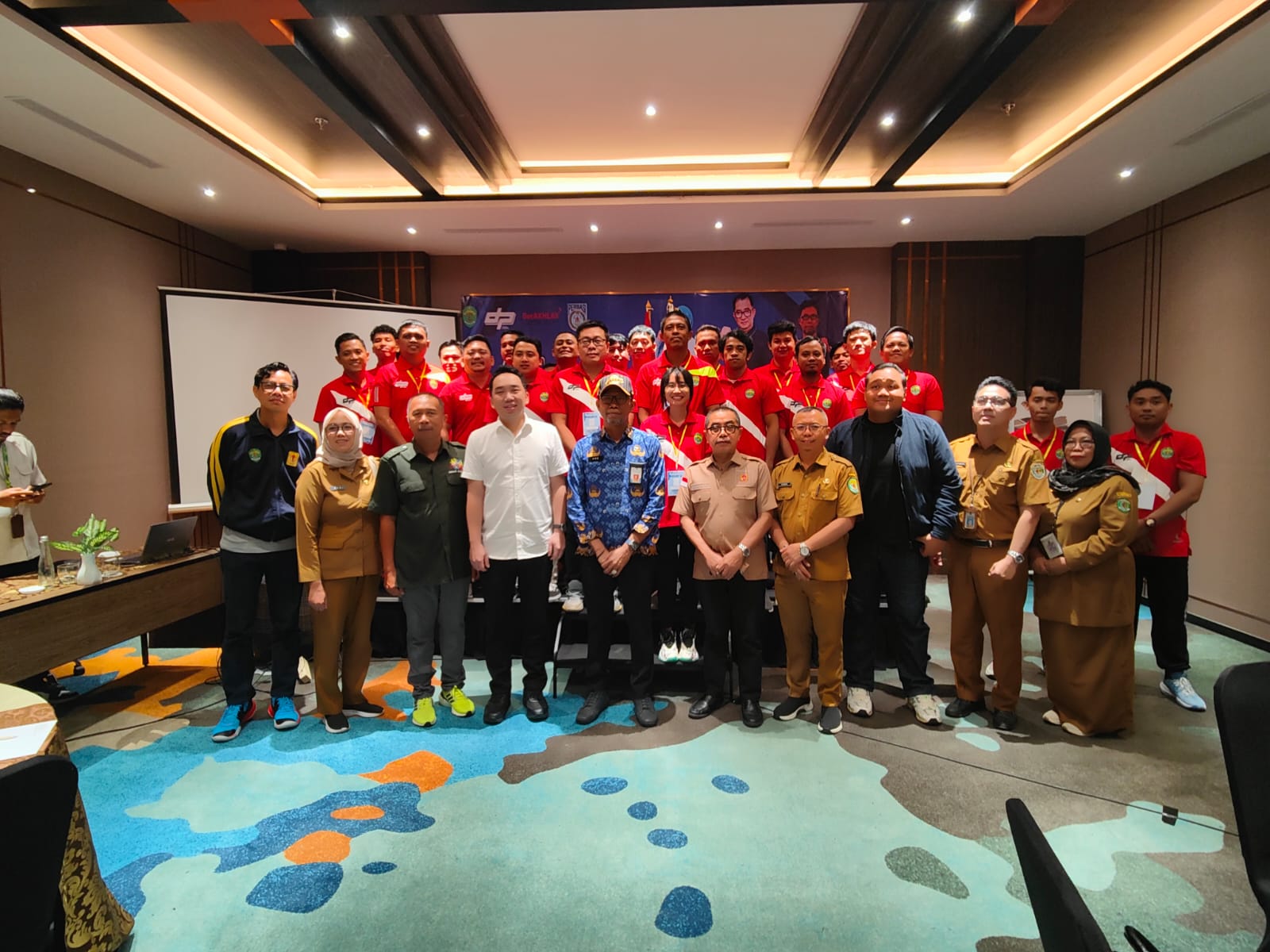 Ketua KONI Kaltim Rusdiansyah Aras (kelima kanan) bersama Kepala Dispora Kaltim Agus Hari Kesuma (batik biru), panitia, dan peserta pelatihan pelatih bola basket di FUGO Hotel Samarinda, Selasa (4/6).