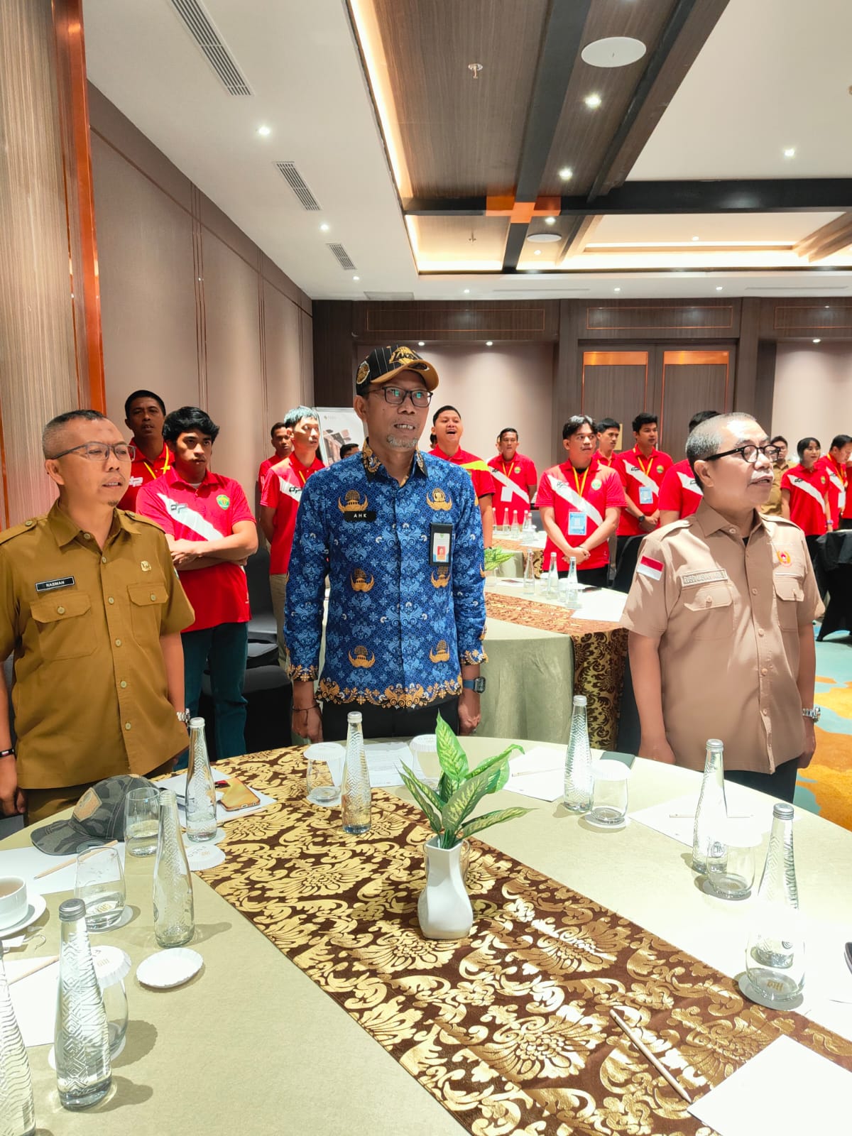 KHIDMAT: Ketua KONI Kaltim Rusdiansyah Aras (kanan) bersama Kepala Dispora Kaltim Agus Hari Kesuma saat menyanyikan lagu kebangsaan Indonesia Raya.