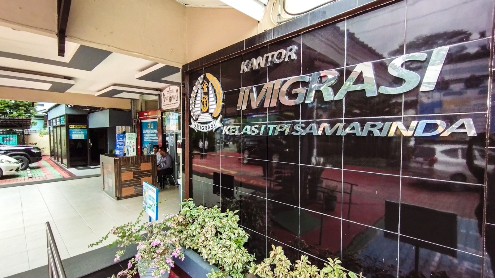 BEDA: Enam WNA Korsel yang diamankan kini ditahan sementara di Kantor Imigrasi Samarinda. (Foto: RAMA SIHOTANG/KP)