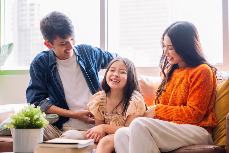 Ilustrasi seorang anak bersama orangtuanya dapat membentuk mental yang sehat pada anak. (freepik.com)