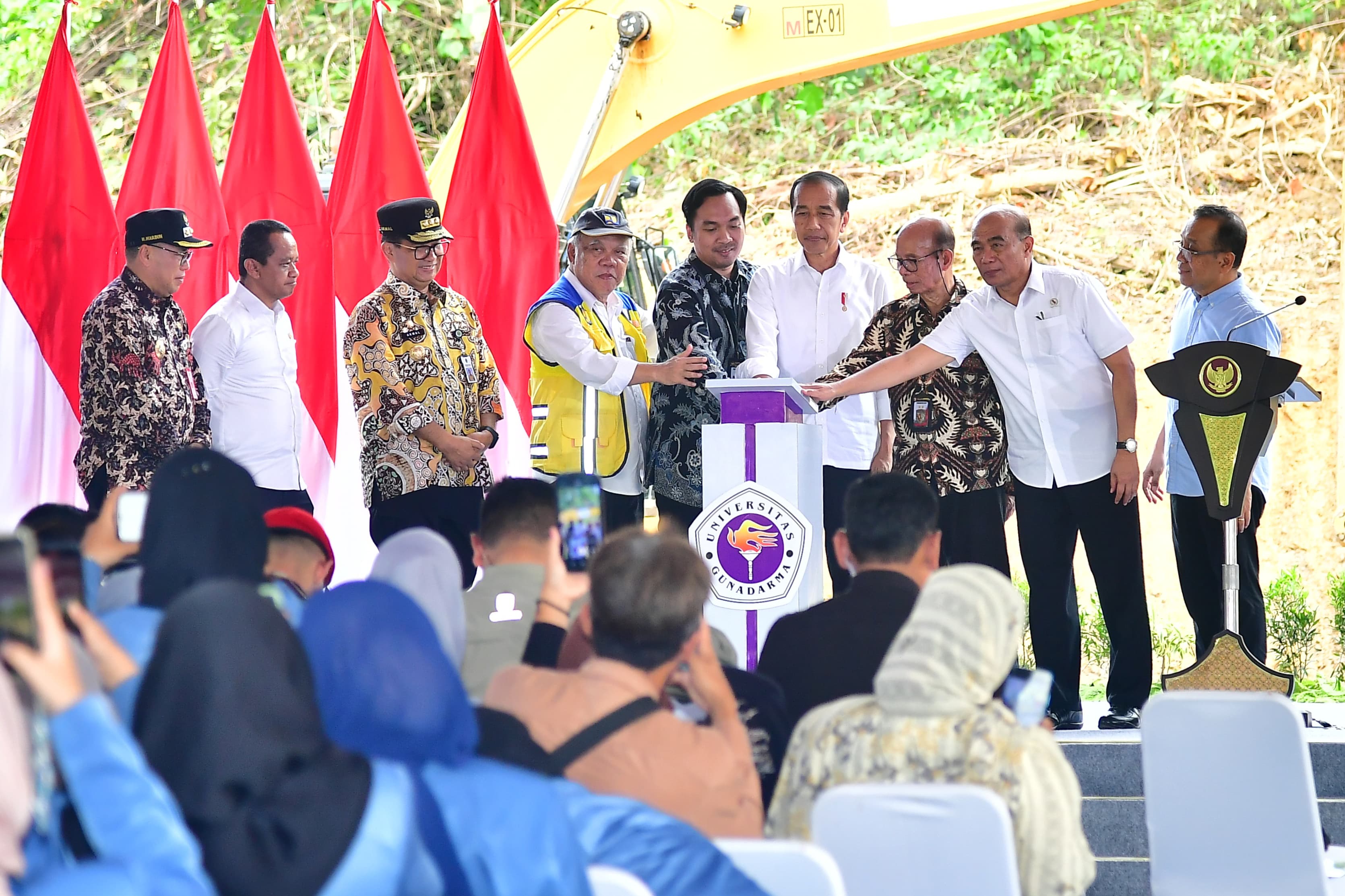 Presiden Joko Widodo melaksanakan peletakan batu pertama atau groundbreaking pembangunan gedung kampus untuk program doktor internasional Universitas Gunadarma di IKN, Selasa (4/6).