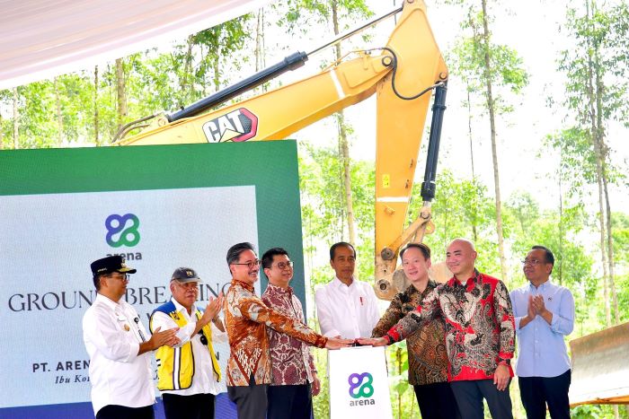 Presiden Joko Widodo meresmikan  pembangunan PT Arena Graha Andalan di kawasan Ibu Kota Nusantara (IKN), Rabu (5/6).