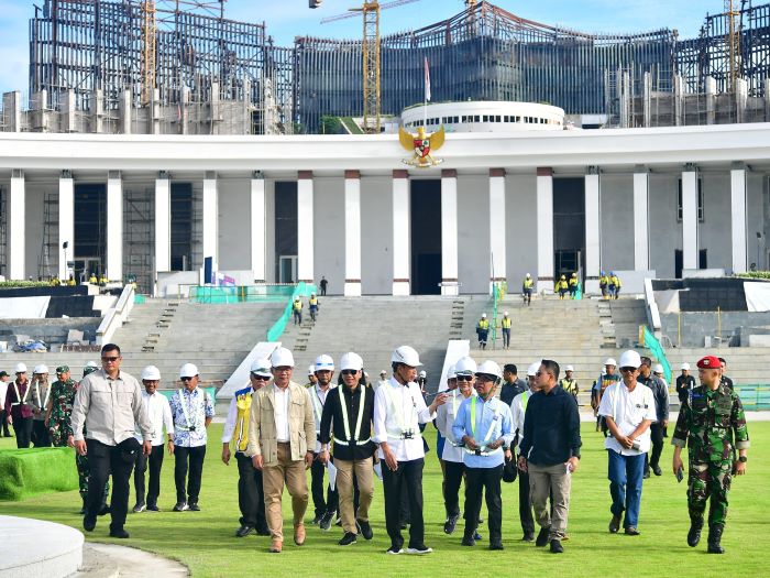 Presiden Joko Widodo meninjau kesiapan lapangan upacara yang akan digunakan dalam peringatan HUT ke-79 Kemerdekaan Republik Indonesia  di IKN, Rabu, 5 Juni 2024.