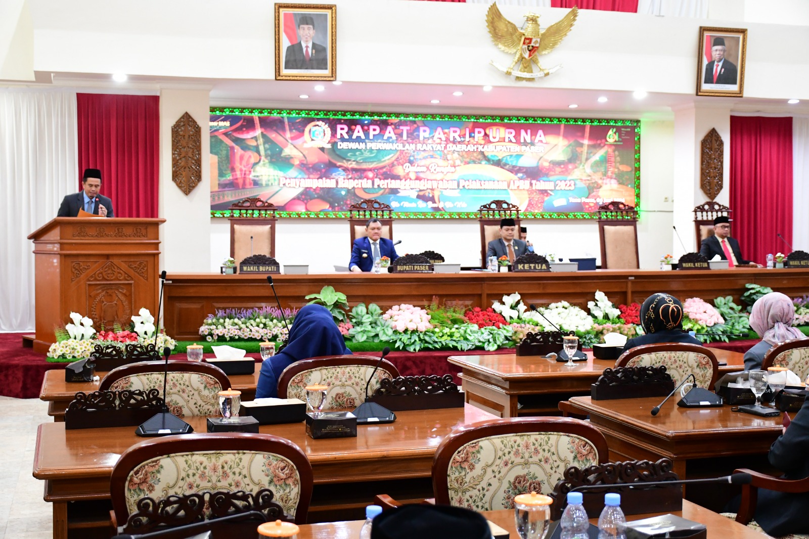 SAMPAIKAN PANDANGAN: Fraksi di DPRD Paser menyampaikan pandangannya terhadap laporan pertanggungjawaban APBD Paser 2023 oleh bupati, Kamis (6/6).