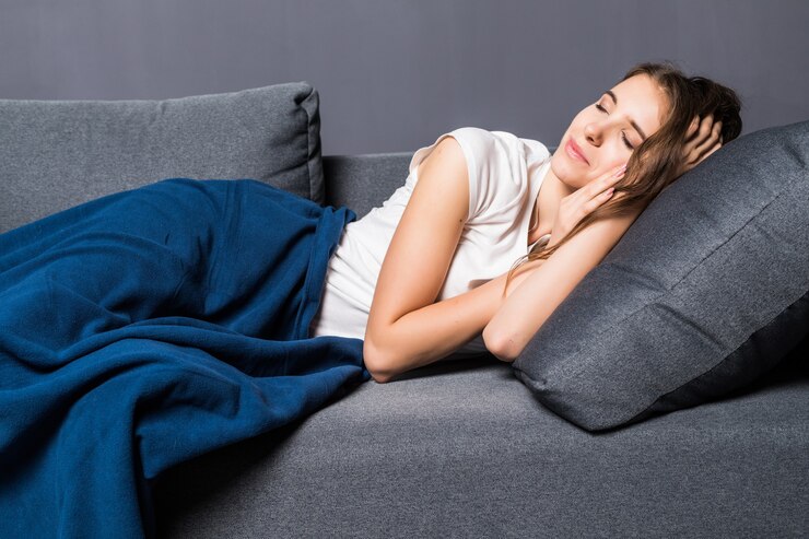 Ilustrasi posisi tidur cegah asam lambung meningkat. (freepik.com)