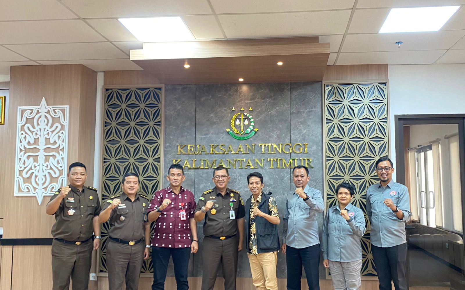 SILATURAHMI: Untuk memperkuat sinergi dan rencana kerja sama, KPID Kaltim melakukan silaturahmi ke Kejati Kaltim, Selasa (28/5) lalu.