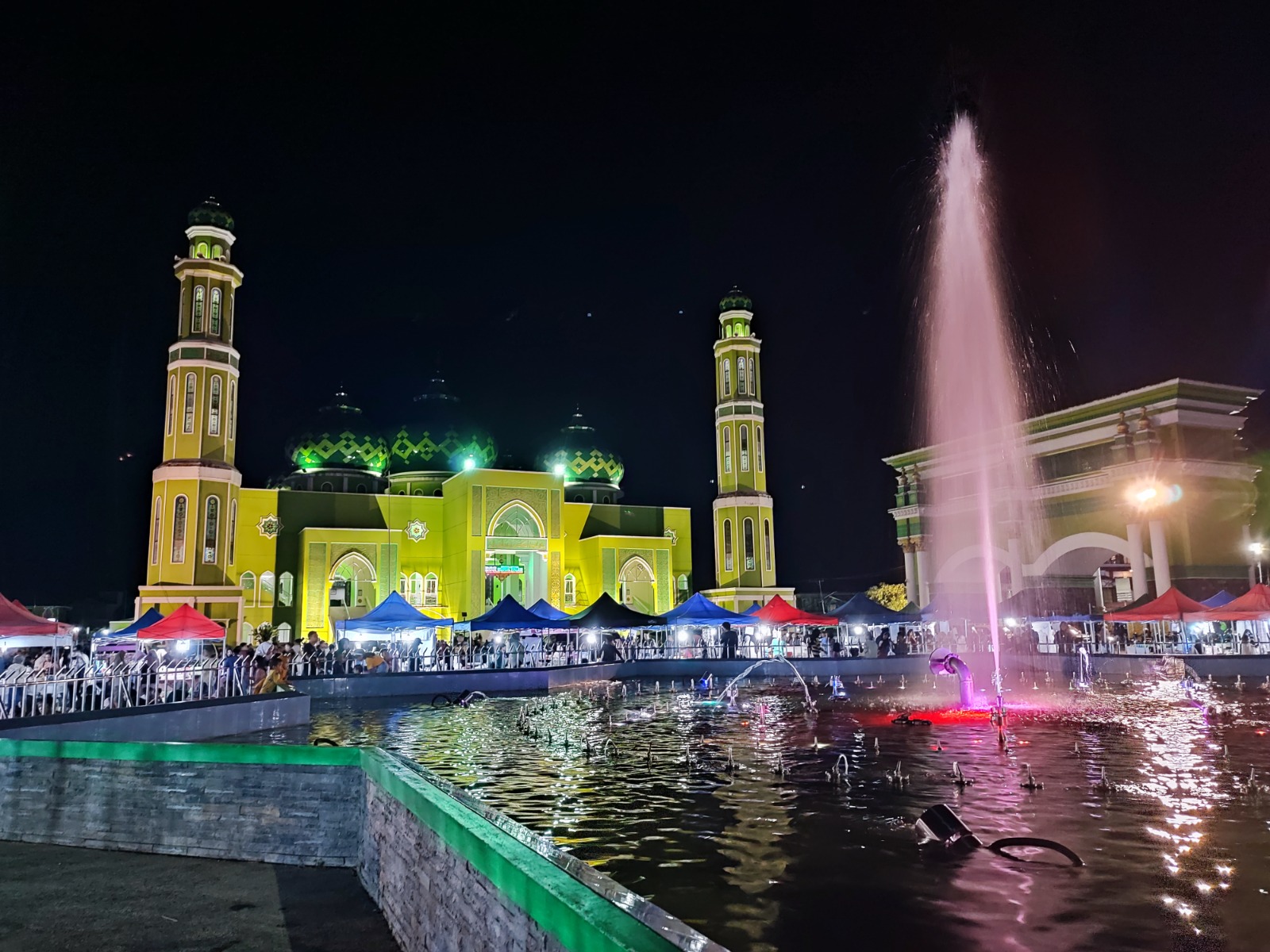 HIBURAN BARU: Halaman Masjid Agung Nurul Falah Tanah Grogot tiap Sabtu malam selalu ramai ada bazar. (Foto: NAJIB/KP)