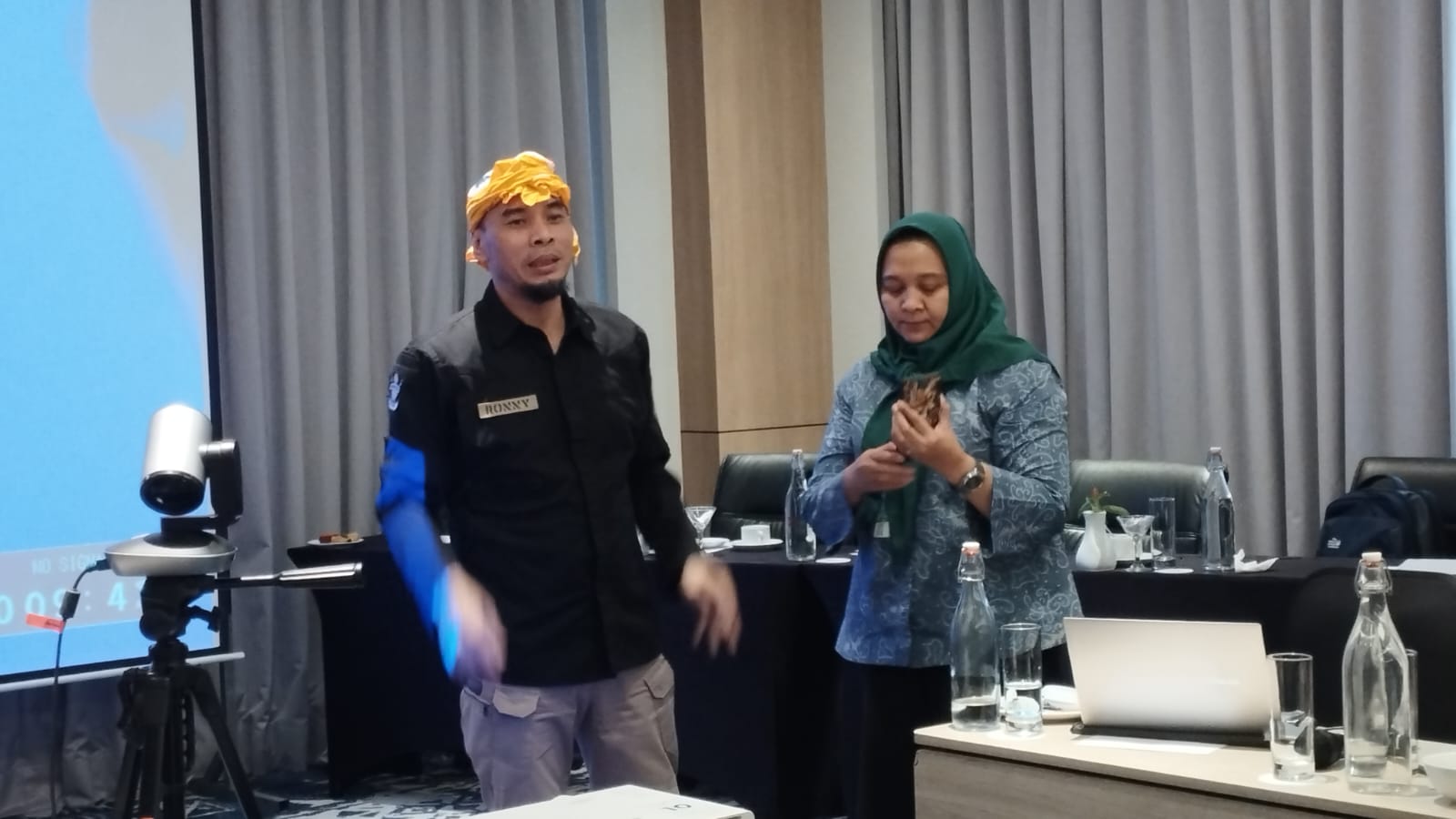 LURUSKAN: Aji Raden Mohammad Ronny (kiri) menunjukkan tata cara penggunaan Badong Sakai dalam baju Sakai, bersama Fanti Wahyu Nurvita dalam FGD Baju Adat Kutai di Hotel Mercure Samarinda. (DENNY S/KP)