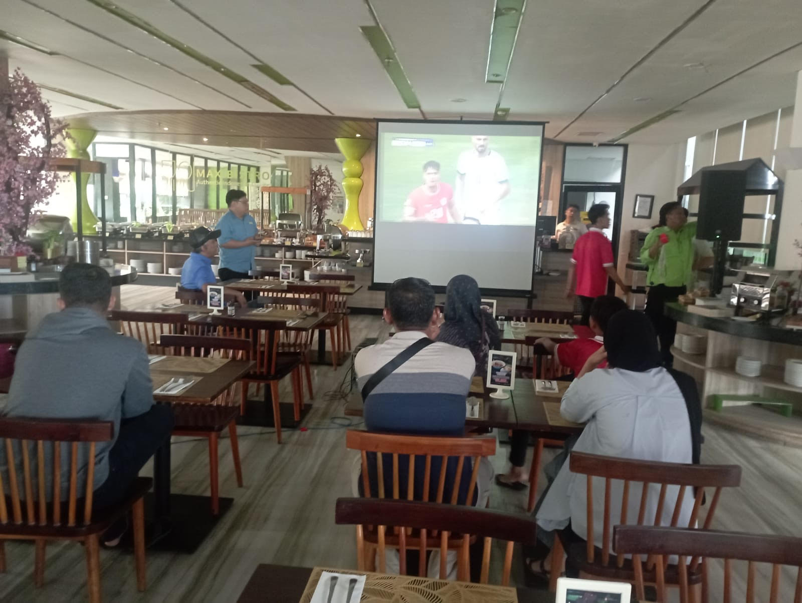 Maxoone Roftoop Jangan Ketinggalan Malam Ini, Nobar Timnas vs Filipina di Rooftop Pool ...