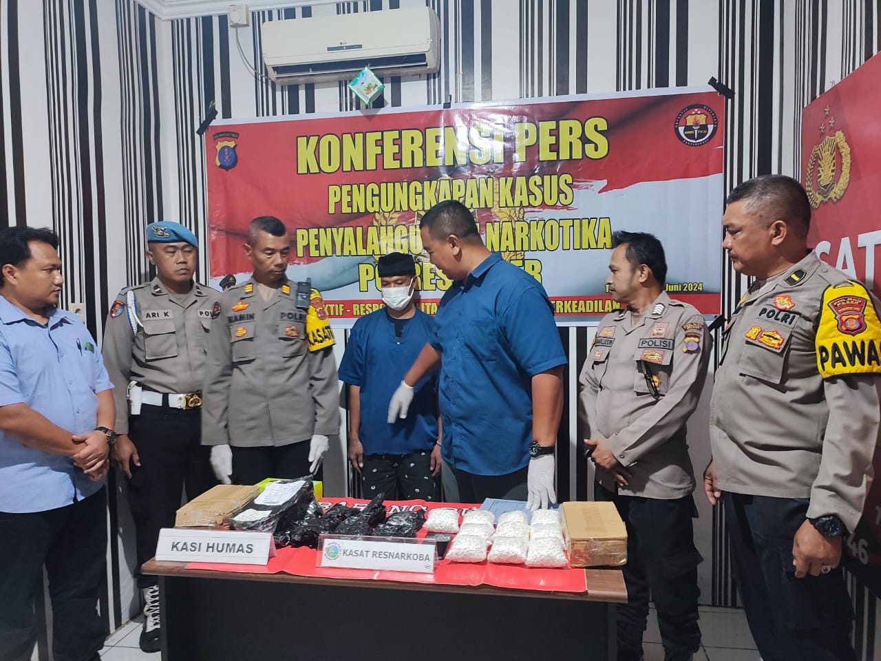 TERGIUR KEUNTUNGAN: Polres Paser merilis kasus pil Yurindo yang membuat tersangka (pakai masker) harus masuk jeruji besi, Selasa (11/6).  (NAJIB/KP)