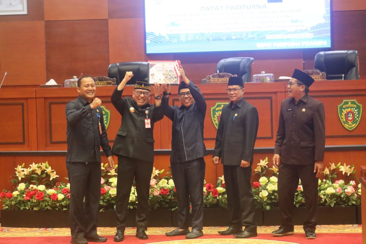 PERTANGGUNGJAWABAN: Makmur Marbun (dua kiri) bersama Ketua DPRD PPU Syahrudin M Noor (tengah) dan Wakil Ketua II DPRD PPU Hartono Basuki (dua kanan) di Gedung Paripurna DPRD PPU, Selasa (11/6).