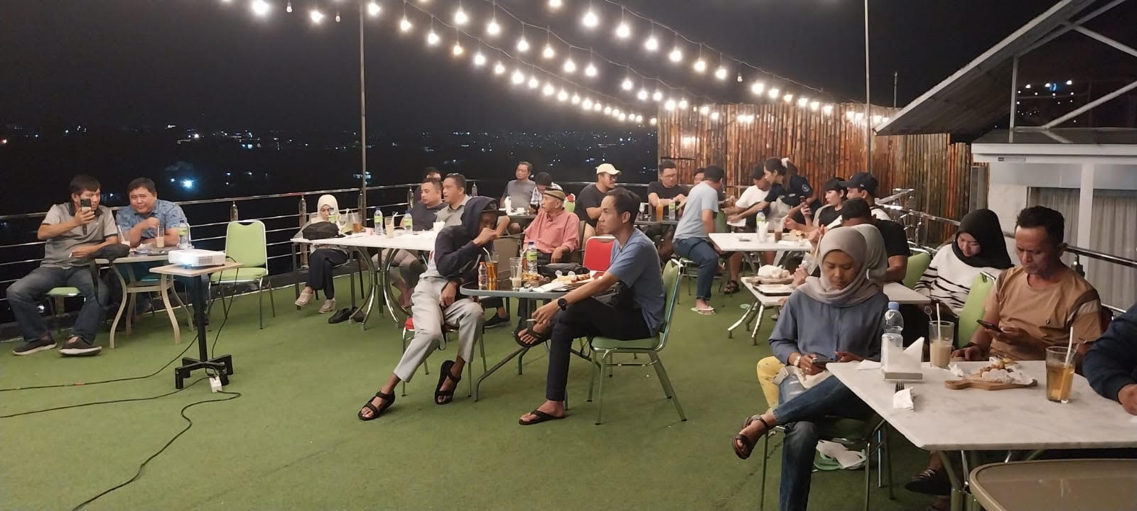 Maxoone Roftoop Meriah, Nobar Timnas vs Filipina di Rooftop Pool & Skybar Lantai 9 ...