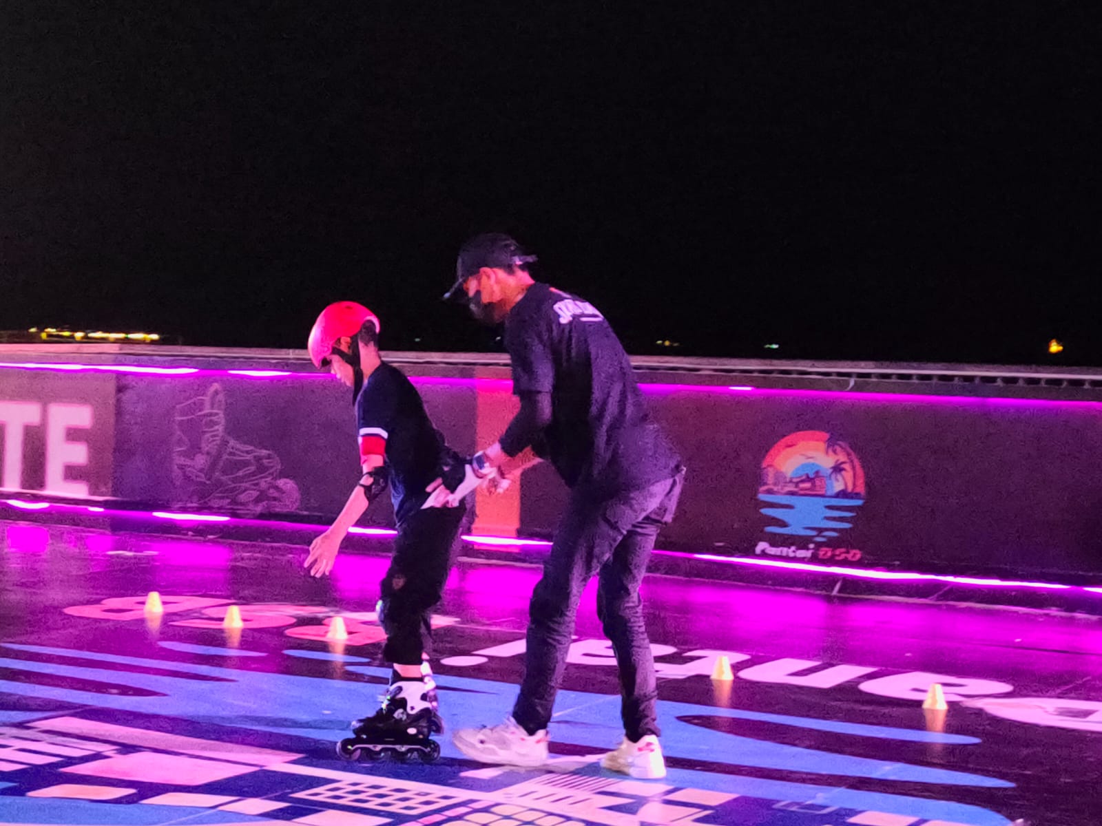 SERUNYA BERMAIN SEPATU RODA PENUH WARNA: Wahana Glow Skate di Pantai BSB, dapat menjadi destinasi pilihan keluarga jelang libur sekolah. (IST)