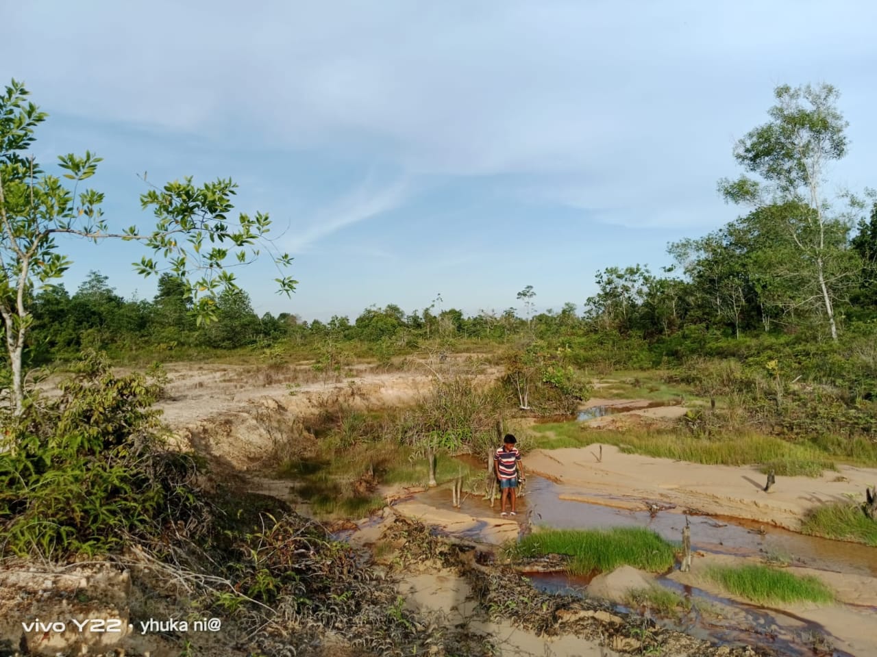 DIDUGA TERCEMAR: Aliran air di Lawelawe, Kecamatan Penajam, PPU yang diduga tercemar oleh limbah dari perusahaan migas.(ist)