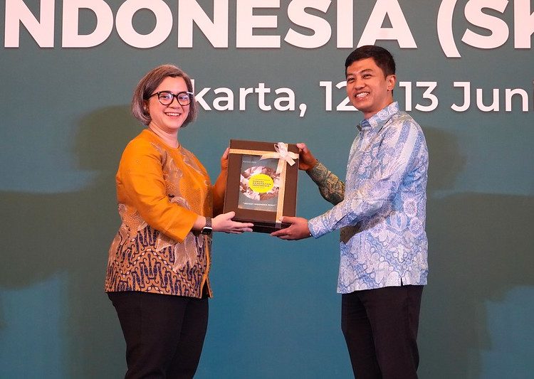 Dante Saksono Harbuwono dan Liza Munira menunjukkan hasil Survei Kesehatan Indonesia 2023 di Jakarta, Rabu (12/6).