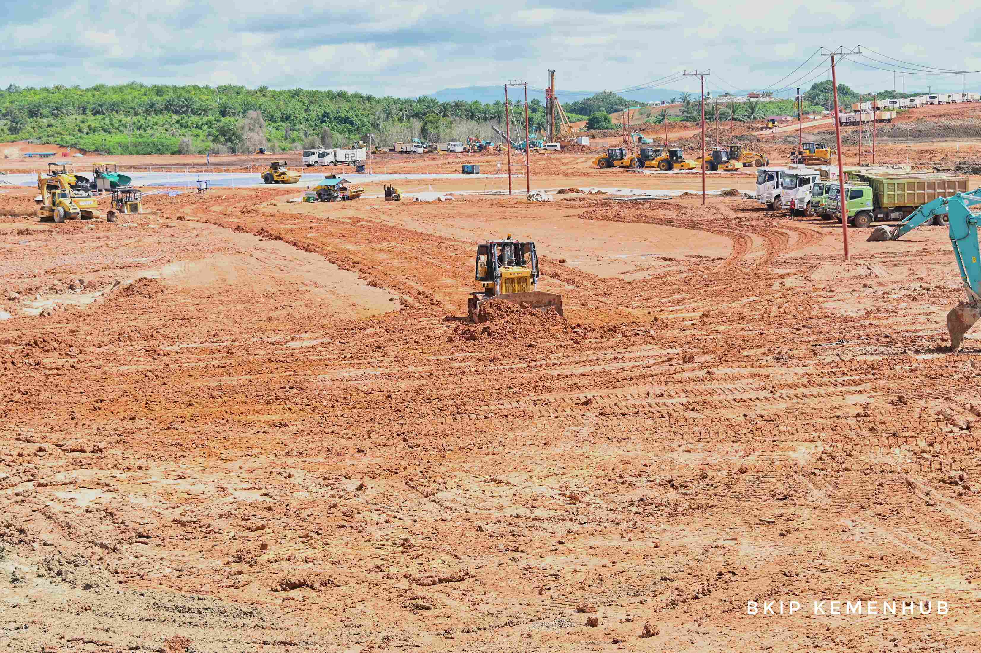 MASIH TANAH : Progres  fisik landasan pacu atau runway Bandara VVIP IKN yang dipotret pada awal Juni lalu. (Foto: BPIK Kemenhub)