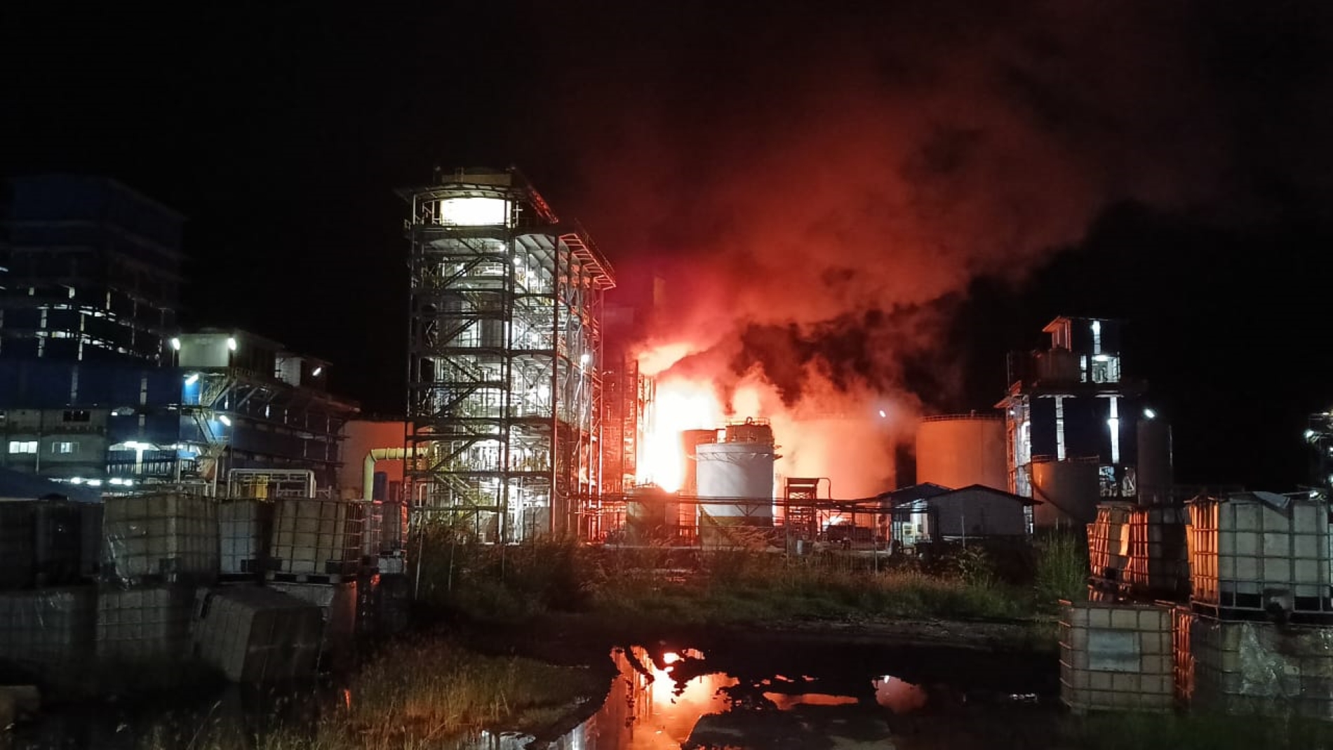 TERBAKAR : Pabrik biodesel milik PT Energi Unggul Persada dilalap si jago merah. (ADIEL KUNDHARA/KP)
