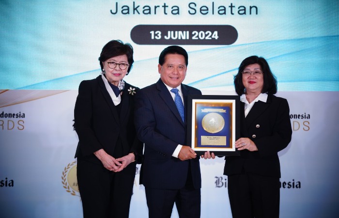 Direktur Utama Bank Syariah Indonesia Hery Gunardi (tengah)  saat menerima penghargaan sebagai CEO of The Year
