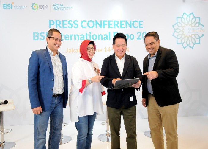 Direktur Utama BSI Hery Gunardi (kanan kedua), bersama jajaran manajemen BSI saat konferensi pers BSI International Expo di Sentosa Senayan Jakarta, Jumat (14/06).