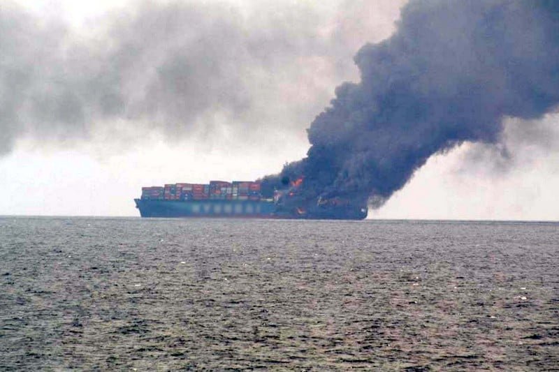 Sebuah kapal terbakar di Laut Merah usai terkena serangan militan Houthi. (Foto: X)