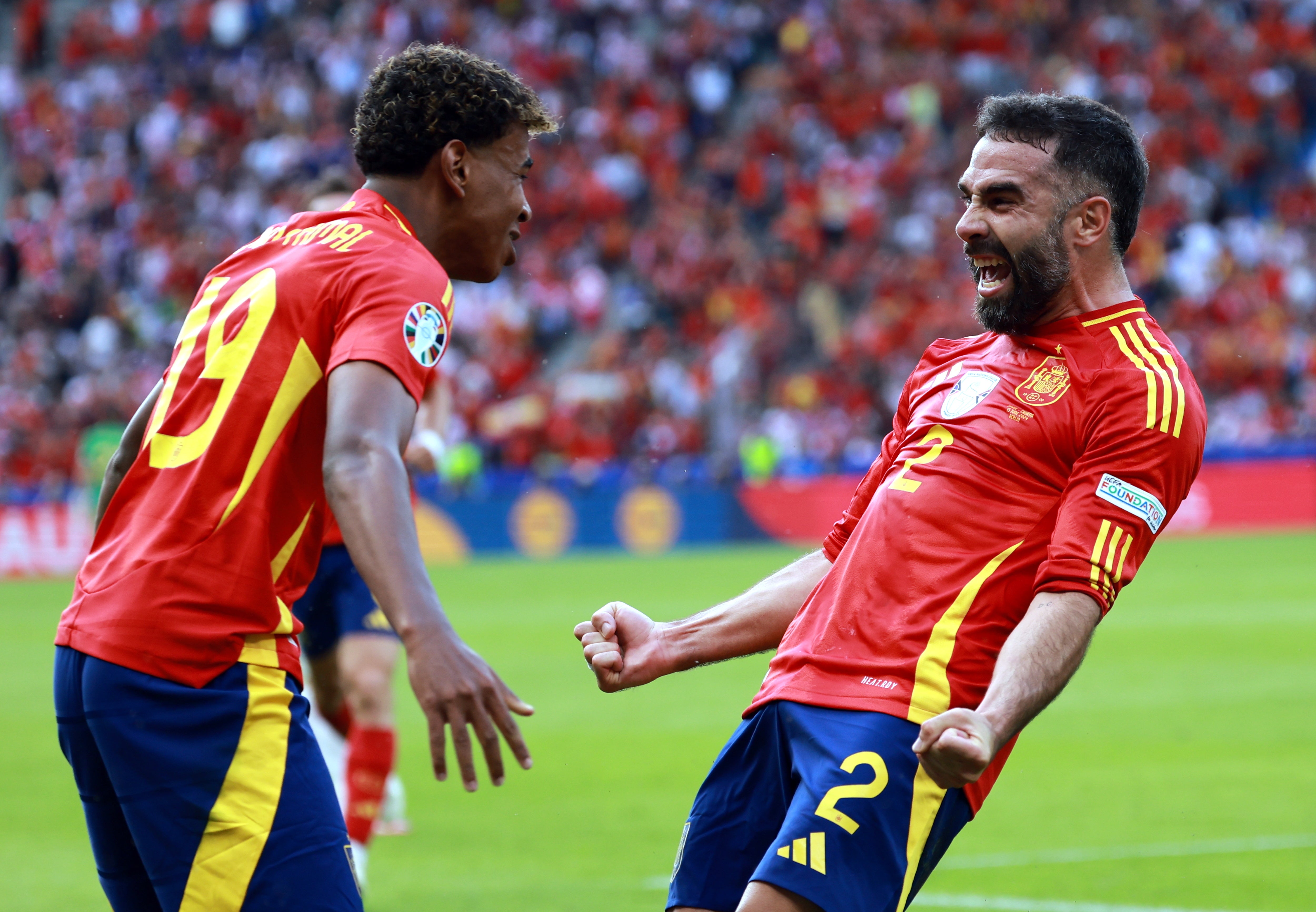 Dani Carvajal (kanan) berselebrasi dengan Lamine Yamal. (Foto:X)