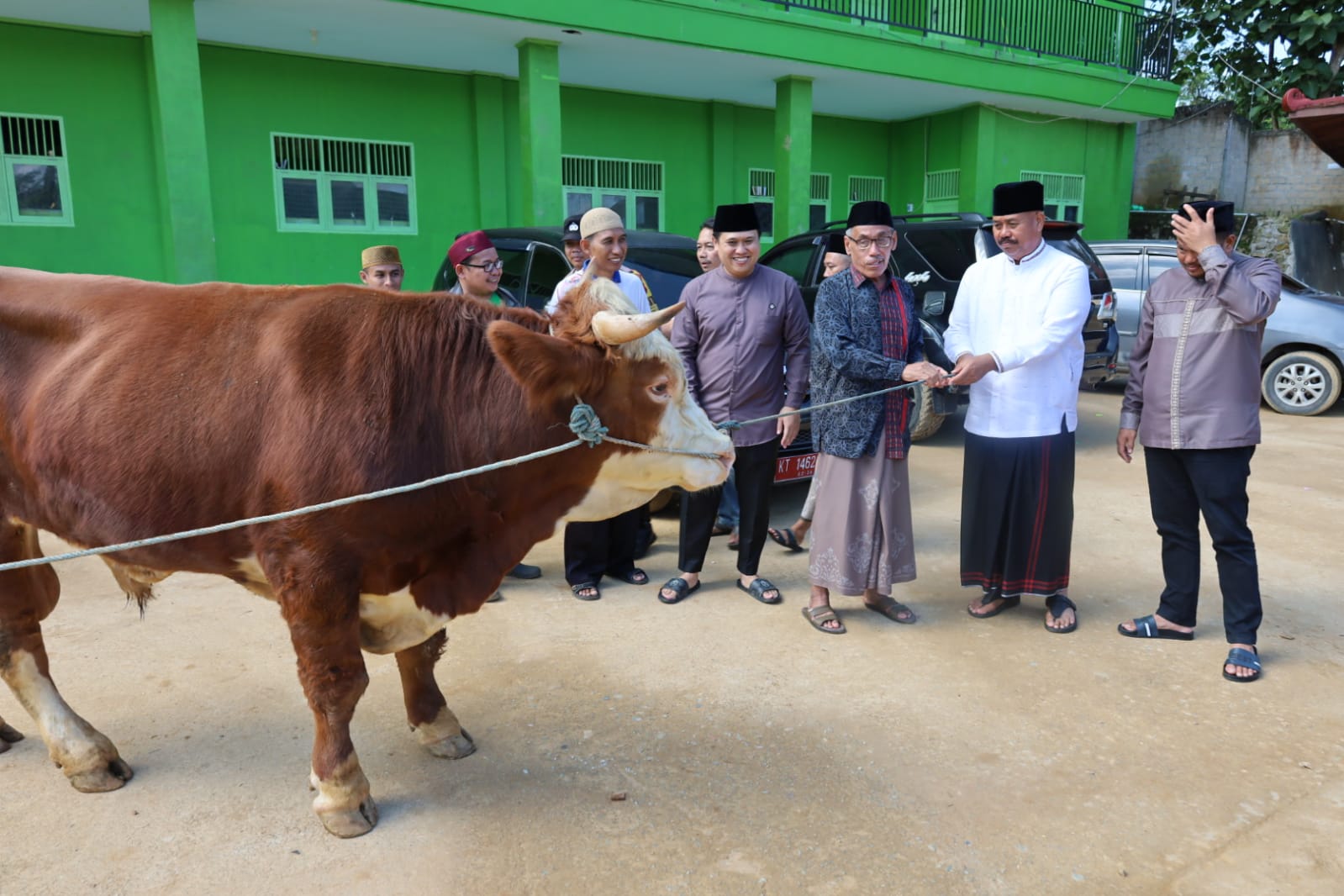 KURBAN: Bupati Kukar Edi Damansyah menyerahkan sapi kurban di Tenggarong Seberang.