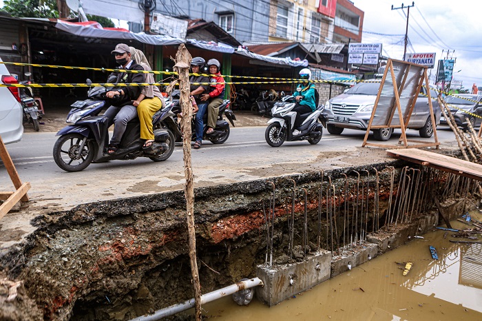BERTAHAP: Penyempitan jalan terjadi tepatnya di proyek pembangunan drainase Jalan P Suryanata kecamatan Samarinda Ulu, Senin (17/6). (RAMA SIHOTANG/KP)