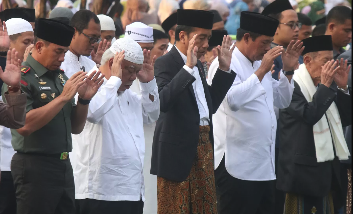 Presiden Republik Indonesia Joko Widodo bersama jamaah melaksanakan salat Iduladha di Masjid Baiturrahman, Simpang Lima, Semarang, Senin (17/6). (Foto: Radar Semarang)