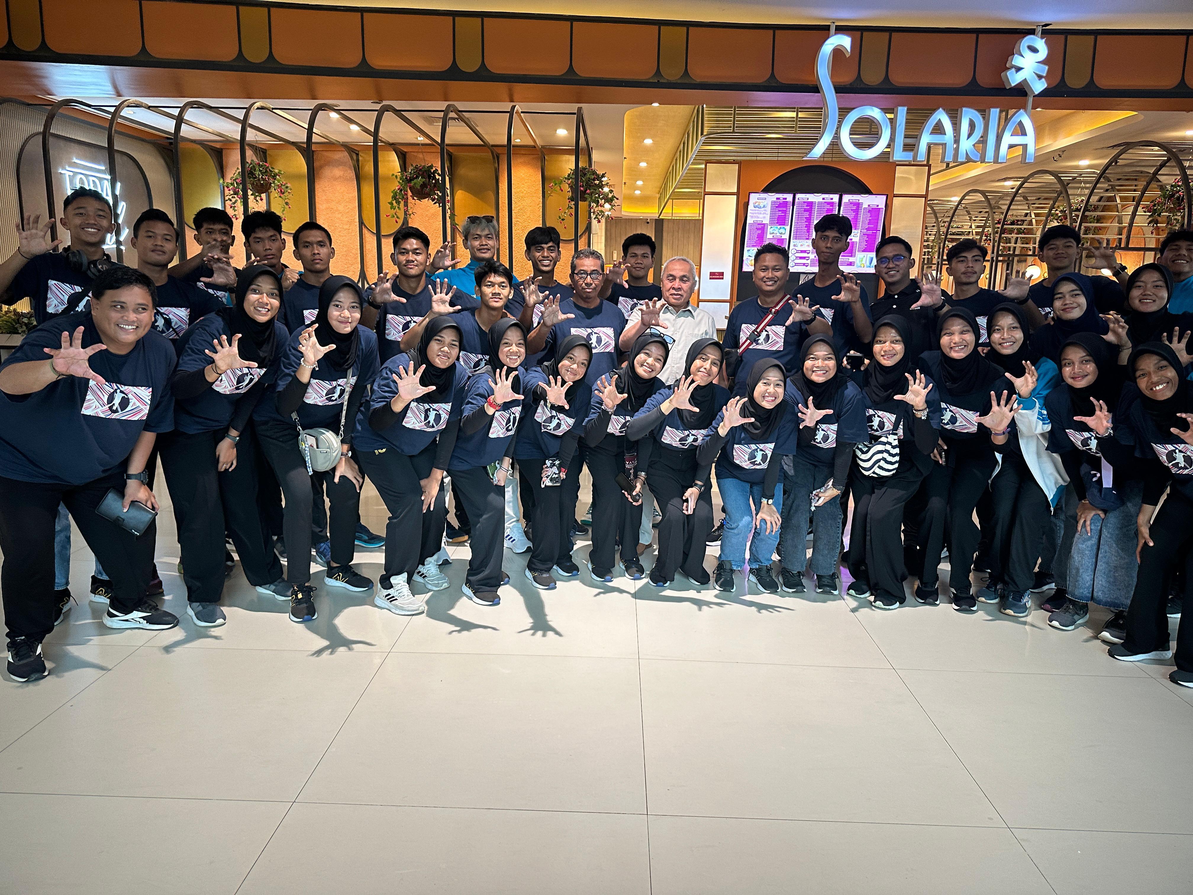 SIAP JALANI UJI COBA : Skuad bola tangan Kaltim saat berfoto bersama mantan Gubernur Kaltim Isran Noor, sebelum bertolak ke Yogyakarta untuk menjalani uji coba.