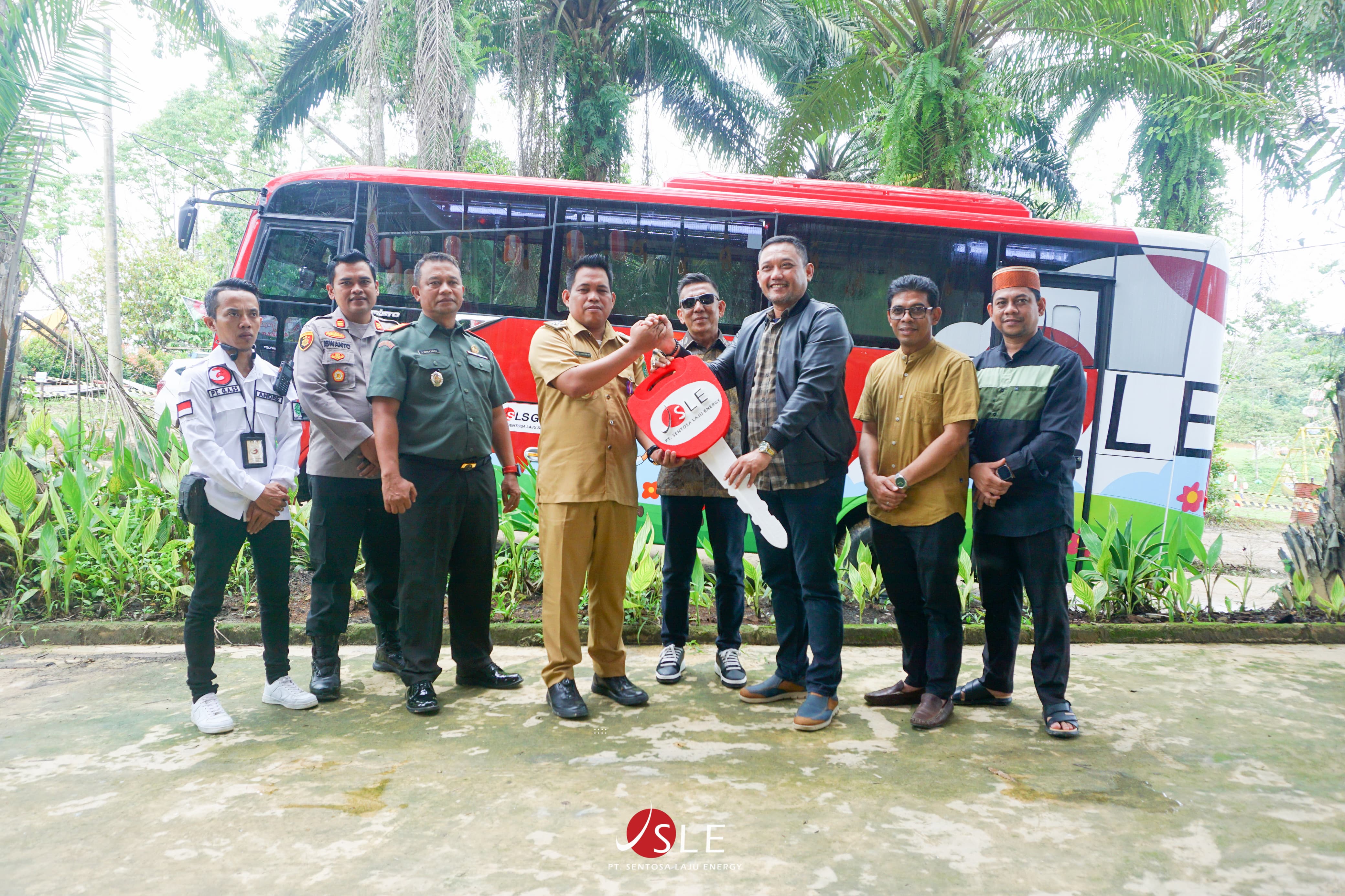 BERI BANTUAN: Perwakilan PT Sentosa Laju Energy (SLE) Seno Aji saat menyerahkan bantuan satu bus kepada Kades Batuah Abdul Rasyid bertempat di Taman Wisata Emastry, Selasa (18/6).