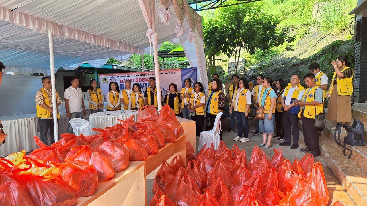 KEMANUSIAAN: Bakti sosial dengan memberikan bantuan berupa paket sembako menjadi salah satu program unggulan yang diusung oleh Lions Club Samarinda Victory Green Host.