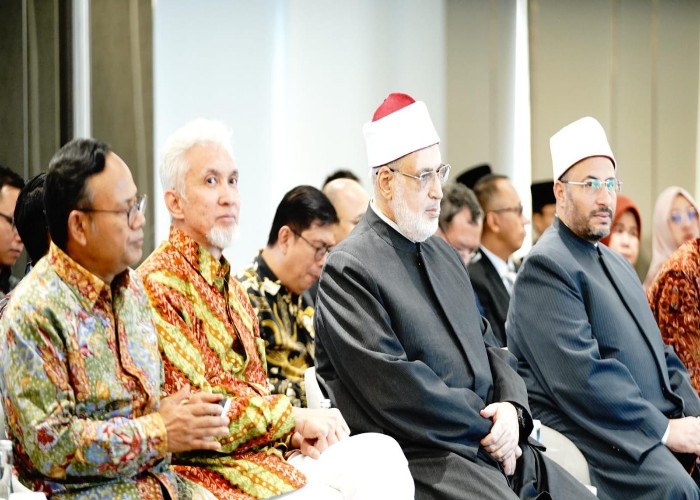 MOMEN BERHARGA: Komisaris Independen BSI Komaruddin Hidayat (kiri), dan Vice Grand Syaikh Universitas Al-Azhar Kairo HE. Prof. Dr. Mohammed Abdel Rahman Al-Duweiny (kedua kanan)