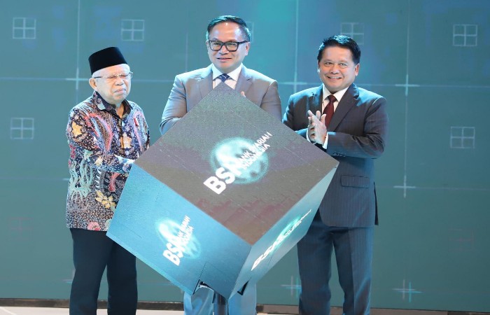 Direktur Utama BSI Hery Gunardi (kanan) bersama Wakil Presiden RI KH Ma
