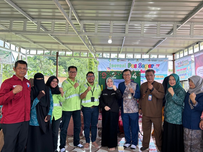PEDULI: Manajemen PT IBP (seragam hijau) foto bersama di peresmian Posyandu terintegrasi pertama di Kukar, Kamis (20/6).