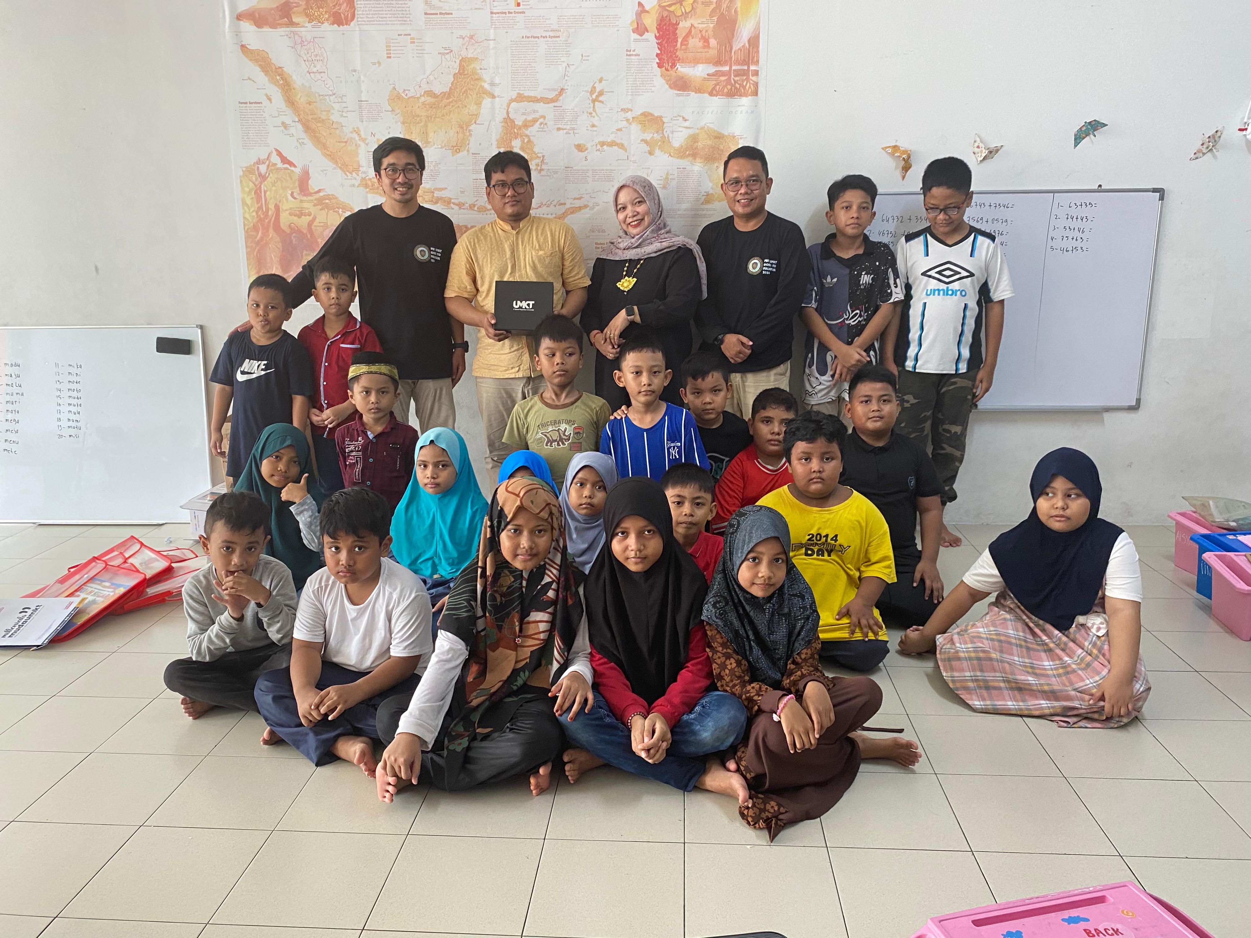 Tim UMKT usai mengajar di salah satu sanggar di Malaysia.(Foto: Ist)