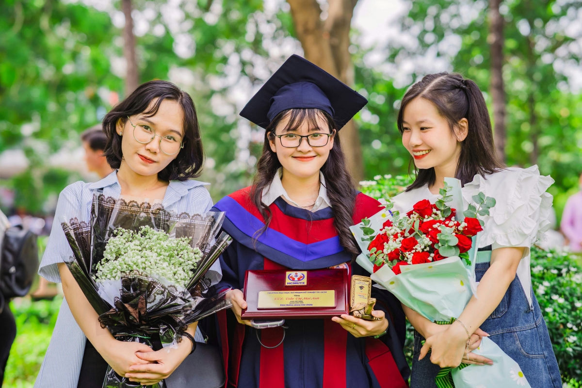 Ilustrasi. Momen wisuda bersama sahabat dengan kado buket bunga artifisial. (pexels.com)