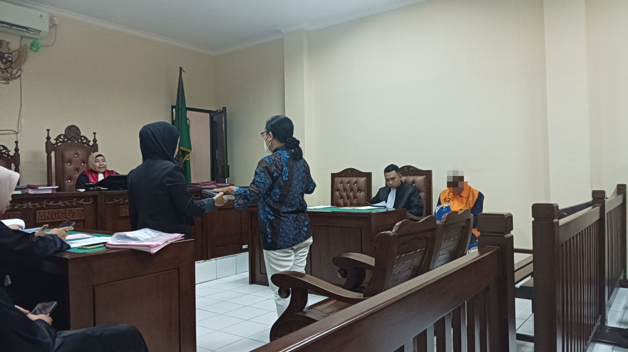 MEMBERATKAN: Saksi beberkan aksi pencuriannya yang dilakukan terdakwa di PN Balikpapan. (SYAHRUL/KP).