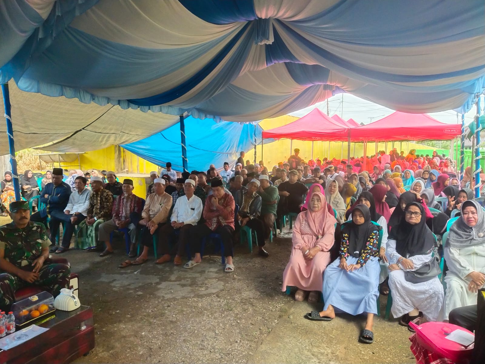 PERERAT SILATURAHMI: Keluarga Besar Mega Buana Kabupaten Paser saat menggelar silaturahmi di Desa Tanah Periuk Kecamatan Tanah Grogot, Kabupaten Paser, Rabu (19/6).&nbsp;(Foto: Najib)