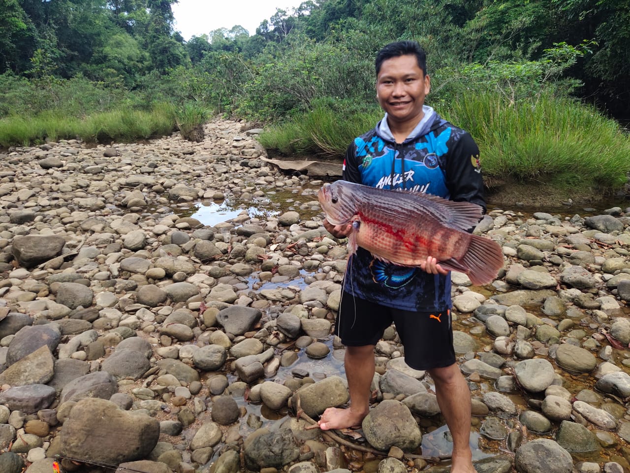 STRIKE: Daniel dan gurami merah hasil tangkapannya. (Foto: Ist)