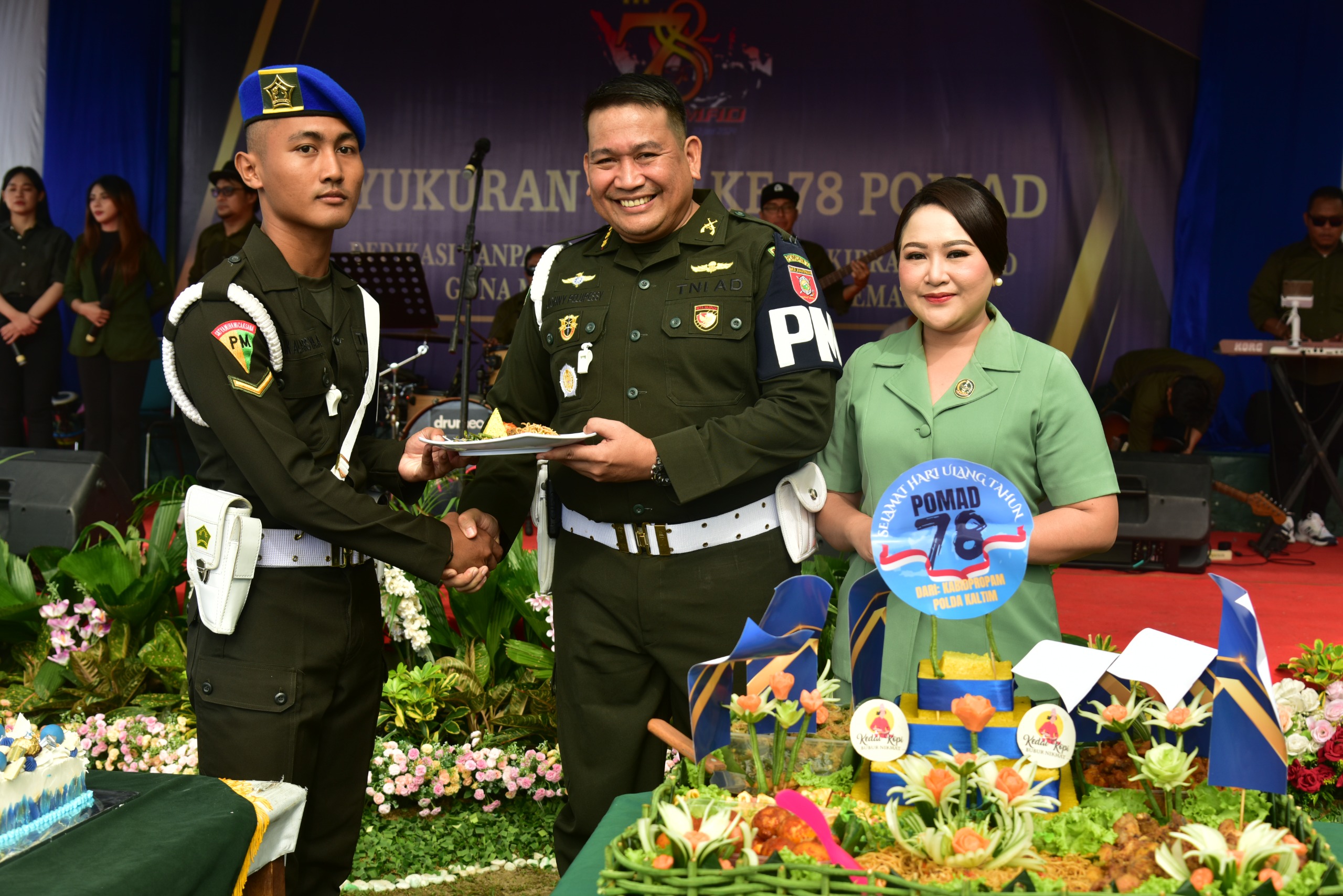 SYUKURAN: Danpomdam VI/Mlw, Kolonel Cpm Johny Paul Johannes Pelupessy didampingi istrinya, serahkan tumpeng kepada prajurit berprestasi di Mako Pomdam VI/Mlw, Balikpapan pada Sabtu (22/6).