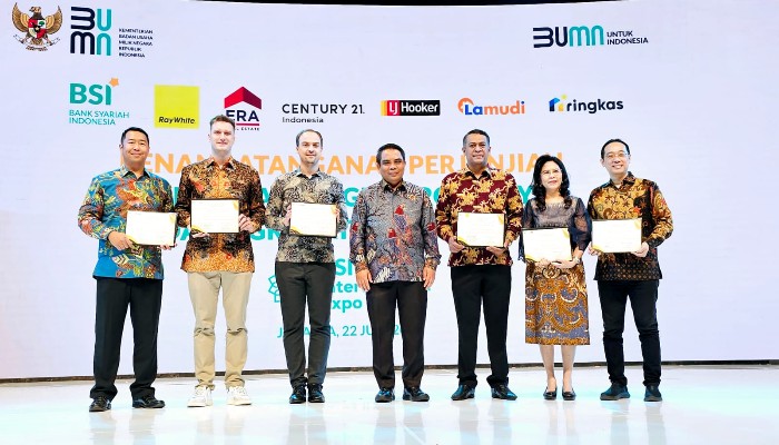 Direktur Sales and Distribution BSI, Anton Sukarna (Tengah)