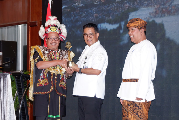 PENGHARGAAN: Direktur Operasi Pupuk Kaltim F Purwanto (kiri) menerima piala penghargaan dari Pj Gubernur Kaltim Akmal Malik, dalam rangkaian peringatan Hari Lingkungan Hidup Sedunia 2024.